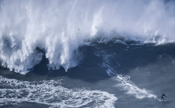 Un légendaire surfeur brésilien se tue sur le spot de Nazaré