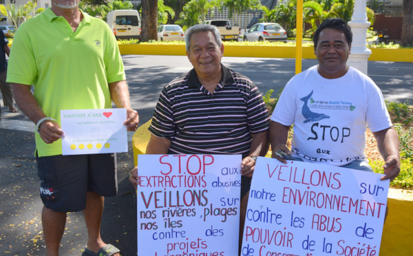 Des habitants de Mahaena manifestent contre les extractions en rivière