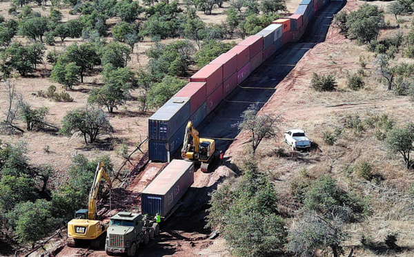 En Arizona, le mur de conteneurs à la frontière avec le Mexique en cours de démantèlement