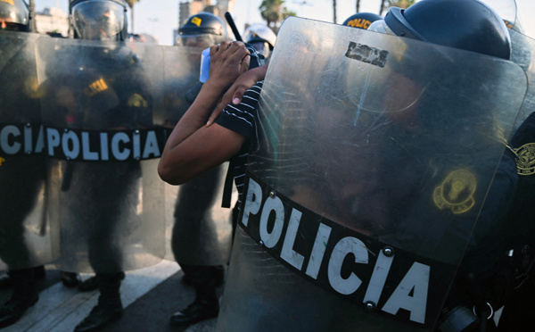 Pérou: "Maintenant la guerre civile !", crient les manifestants