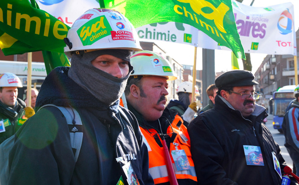 Des grèves contre la réforme des retraites bloquent des raffineries et ralentissent des centrales