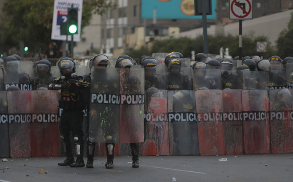 Pérou: la présidente met la pression sur le Parlement, les manifestations continuent