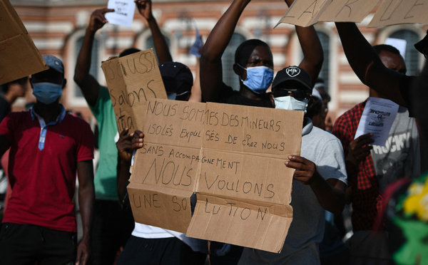 Le texte sur l'immigration, nouveau casse-tête de l'exécutif, entériné en Conseil des ministres