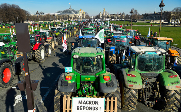 Des centaines de tracteurs au coeur de Paris, démonstration de colère des agriculteurs