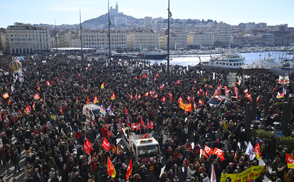 Retraites: regain de mobilisation, les syndicats menacent de mettre la France "à l'arrêt"