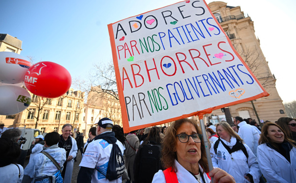 En grève et dans la rue, les médecins libéraux exigent un meilleur traitement