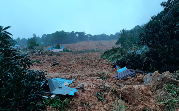 Indonésie: 11 morts, des dizaines de disparus dans un glissement de terrain dans les îles