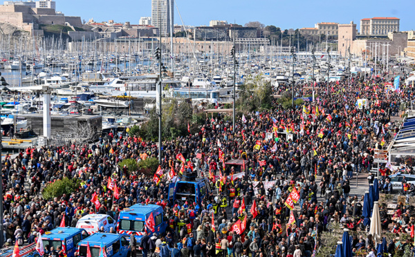 Retraites: après une "mobilisation historique", les syndicats demandent à être reçus par Macron