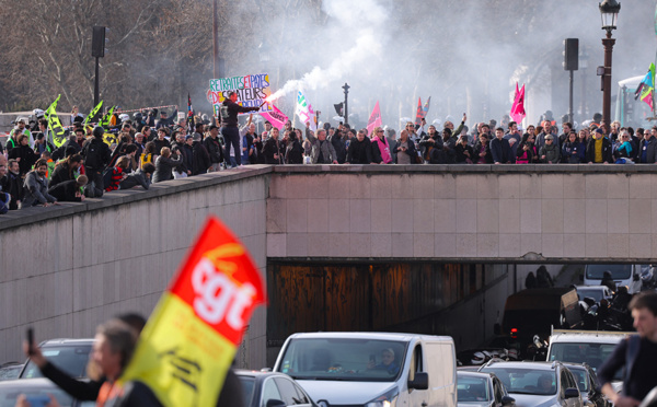 Retraites: un cortège de plusieurs centaines de jeunes converge vers l'Assemblée nationale