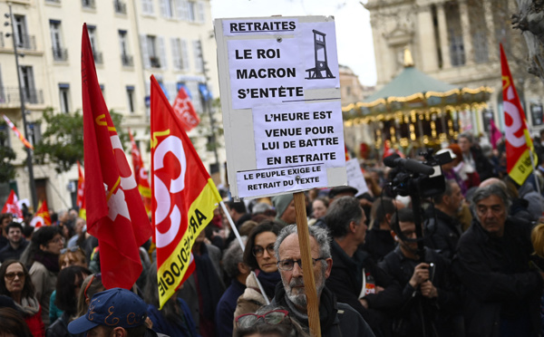 Retraites: la colère ne faiblit pas, routes bloquées et transports perturbés