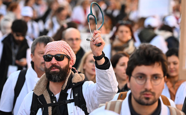 Hopitaux publics: le gouvernement revalorise la rémunération des médecins intérimaires