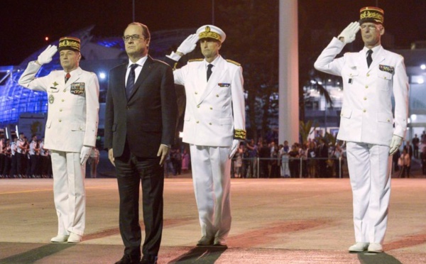 Défilé "bleu, blanc, rouge" à Nouméa lors la visite de François Hollande