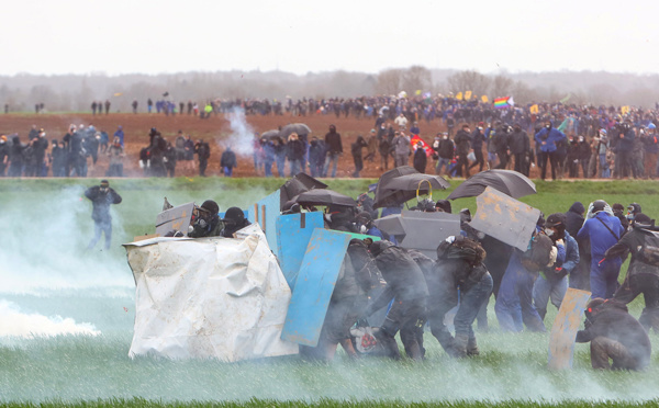 "Sainte-Soline, on n'oublie pas": des milliers de personnes manifestent dans plusieurs villes de France