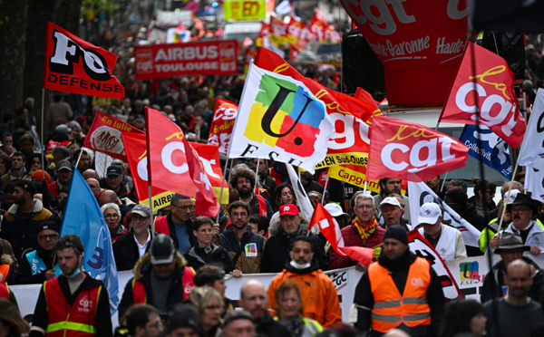 Retraites: Jour J au Conseil constitutionnel, Macron invite les syndicats