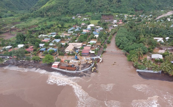 ​À Teahupo'o, l'orage après la houle