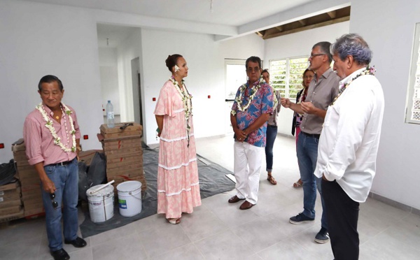 Édouard Fritch visite le chantier du centre “Pu o te Hine Here”