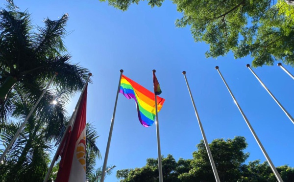 Le drapeau arc-en-ciel flotte sur la Polynésie