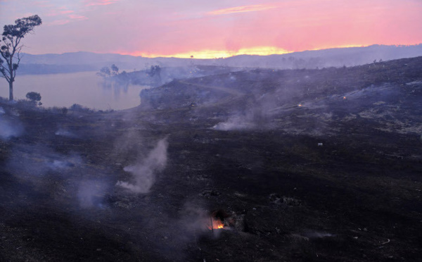 Les pompiers sur le pied de guerre en Australie contre des feux de forêt