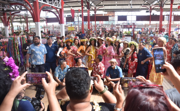 Bain de foule pour les candidates de Miss Tahiti au marché de Papeete