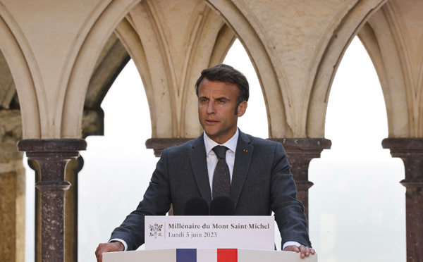 Du haut du Mont-Saint-Michel, Macron appelle les Français au dépassement