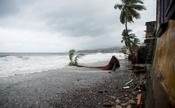 La tempête Bret s'éloigne de la Martinique, un catamaran naufragé