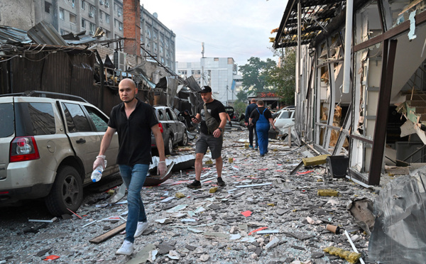 Ukraine: le bilan du bombardement d'un restaurant grimpe à dix morts