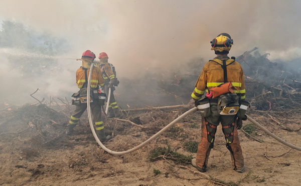 Au coeur des brasiers canadiens, les pompiers internationaux face à un défi titanesque