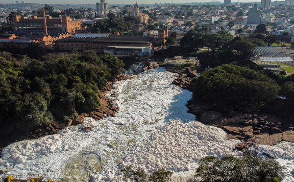 Une rivière brésilienne recouverte de mousse toxique