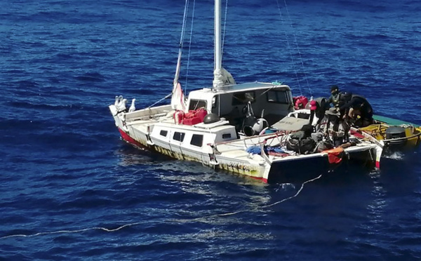 A la dérive pendant des semaines, le naufragé australien et sa chienne de retour au Mexique