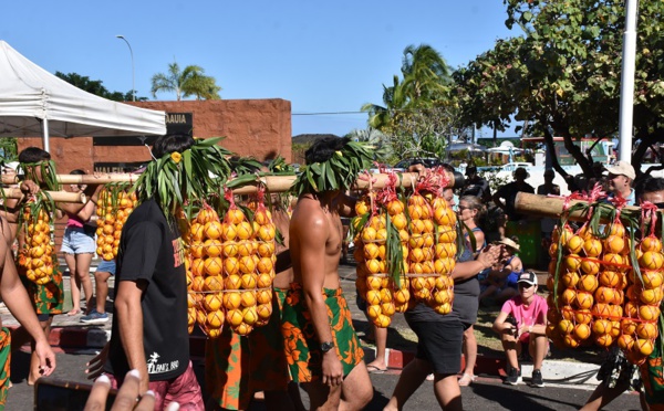 Bain de foule pour les oranges à Punaauia