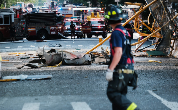 La chute spectaculaire d'une grue à New York fait quatre blessés