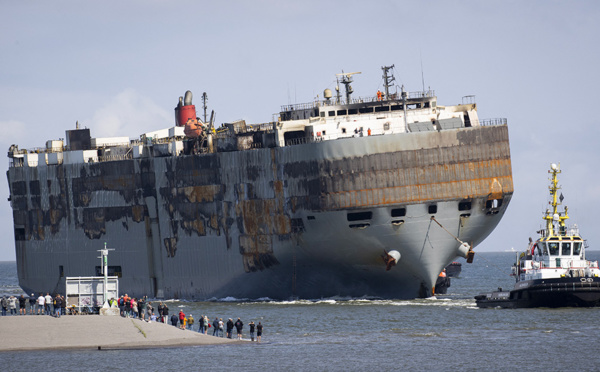 Le cargo qui avait pris feu au large des Pays-Bas remorqué jusqu'à un port