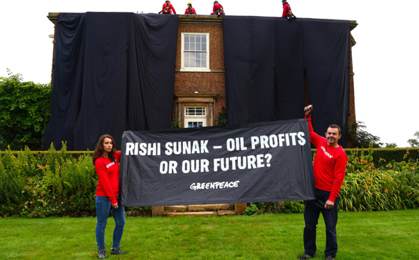 Royaume-Uni: Greenpeace recouvre une propriété de Rishi Sunak de tissus "noir pétrole"