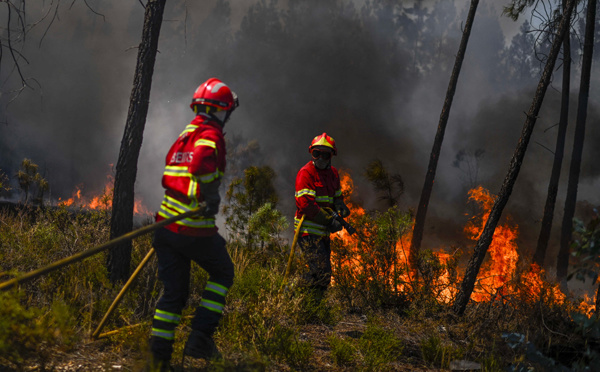 Portugal: des centaines de pompiers restent mobilisés pour combattre des feux
