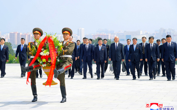 Des délégations russe et chinoise à un défilé en Corée du Nord