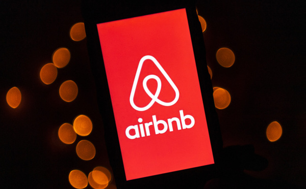 Budget: des parlementaires de l'opposition dénoncent des "cadeaux" du gouvernement à Airbnb