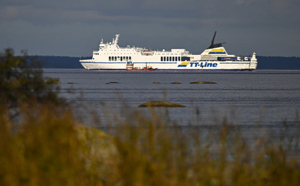 La Suède tente d'endiguer la fuite de gazole d'un ferry échoué