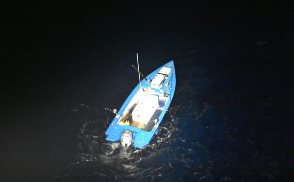 Hélitreuillage de 2 pêcheurs au large de Moorea
