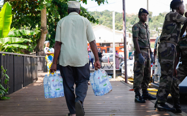 Crise de l'eau à Mayotte: la distribution des bouteilles étendue à toute la population