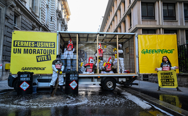 Contre les "fermes-usines", Greenpeace déverse du lisier devant le ministère de l'Agriculture