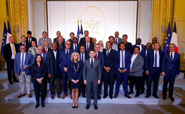 Macron promet aux maires une décentralisation "réelle et audacieuse"