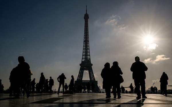 Attentat près de la tour Eiffel: l'assaillant mis en examen et écroué