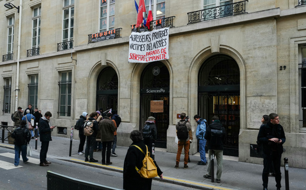 Des d'étudiants occupent Sciences Po Paris pour demander la démission de son directeur