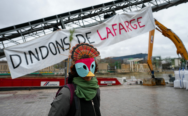 A Paris, des militants écologistes se mobilisent contre les cimentiers
