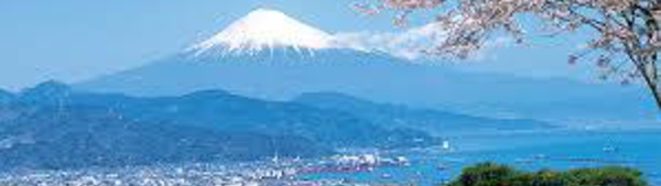 Japon: un volcan entre en activité dans une région touristique