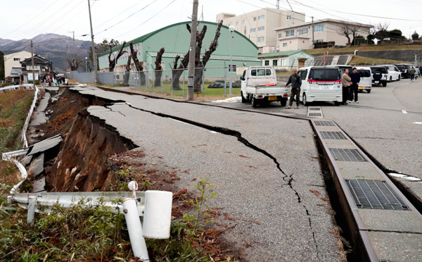 Au Japon, des habitants en quête d'eau et de provisions après un séisme dévastateur