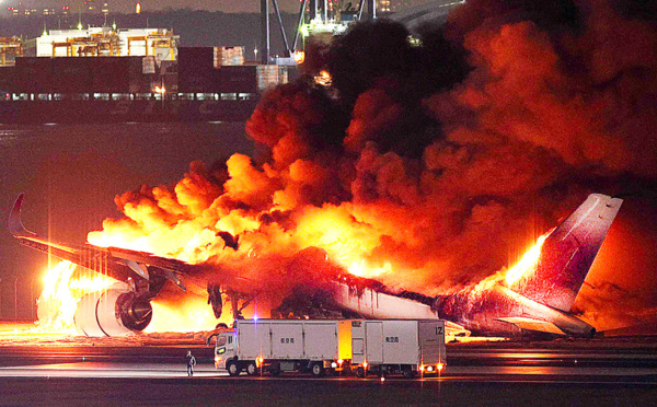 Cinq morts dans une collision entre avions à l'aéroport de Tokyo-Haneda