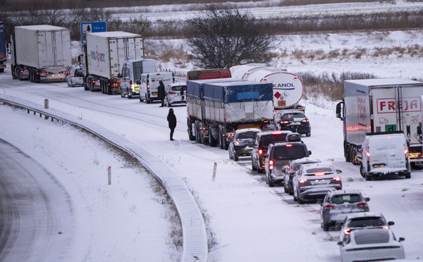 Neige: deux autoroutes franciliennes fermées, "400 véhicules" bloqués