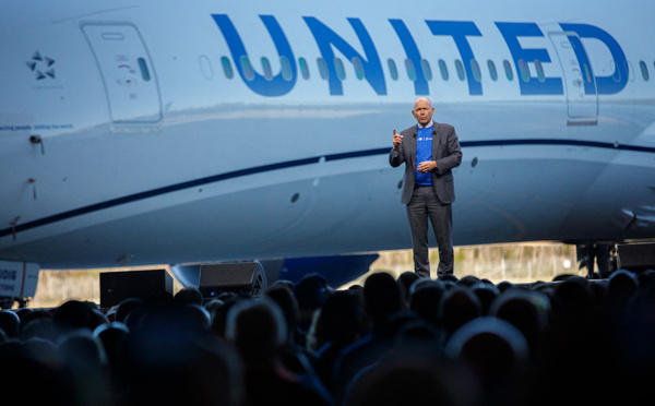 Incident du vol Alaska Airlines: le patron de Boeing reconnaît une "erreur"
