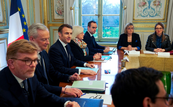 "Travail, travail, travail" : Macron réunit pour la première fois son nouveau gouvernement